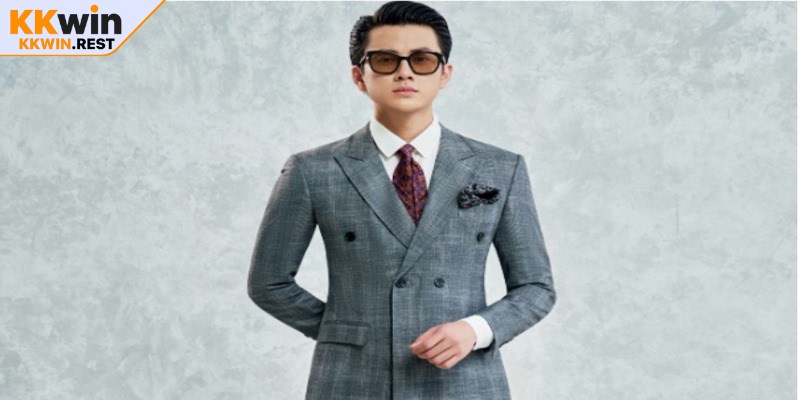 Hùng Thanh là một trong những tác giả có nền tảng học vấn vững chắc